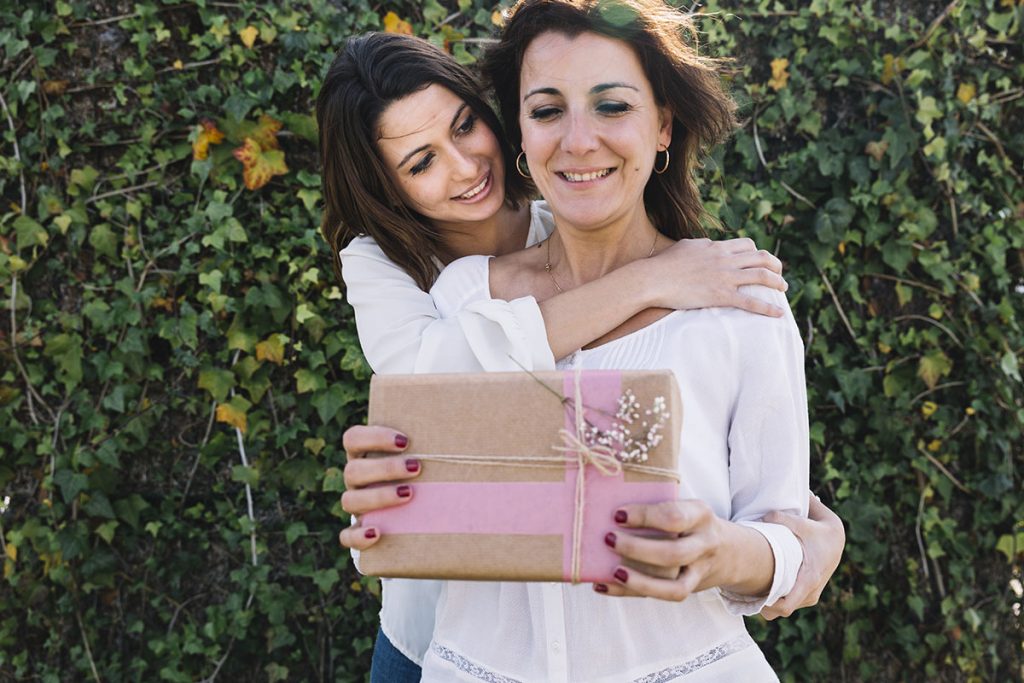 North Lakes Dentist Tips Give a Mothers Day Gift that Lasts