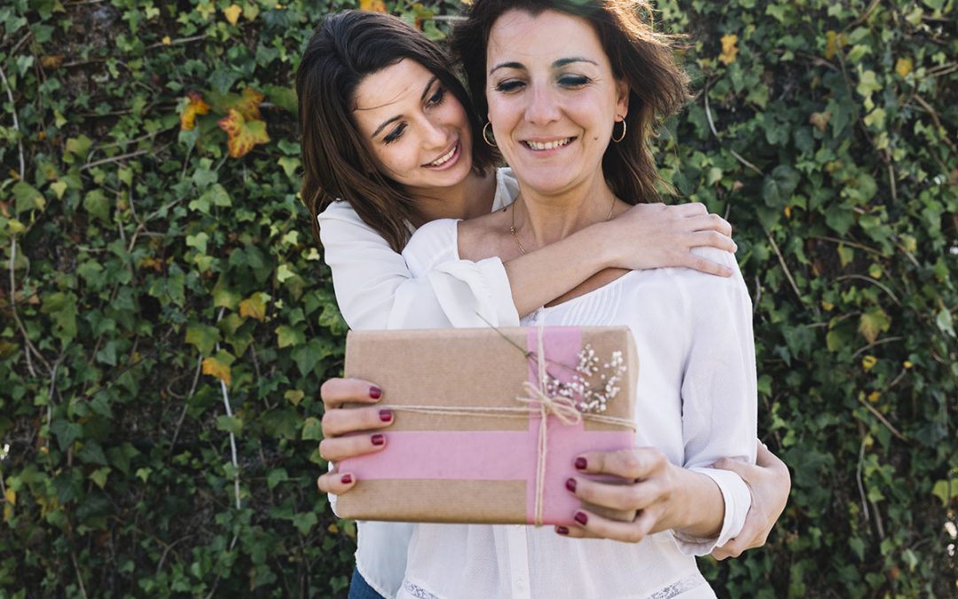 North Lakes Dentist Tips: Give a Mother’s Day Gift that Lasts
